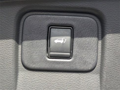 Used 2018 Nissan Murano SL w/ Moonroof Package image 17