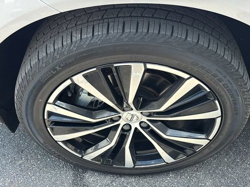Certified 2025 Volvo XC60 B5 Plus AWD/4WD image 32