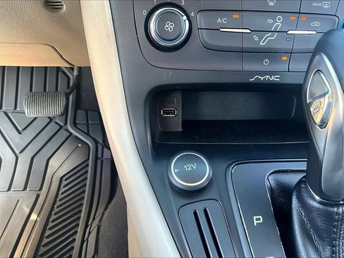Used 2015 Ford Focus SE FWD image 17