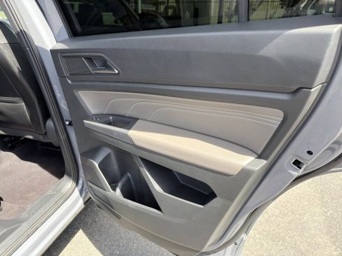 Used 2021 Volkswagen Atlas Cross Sport SE w/ Panoramic Sunroof Package FWD image 13