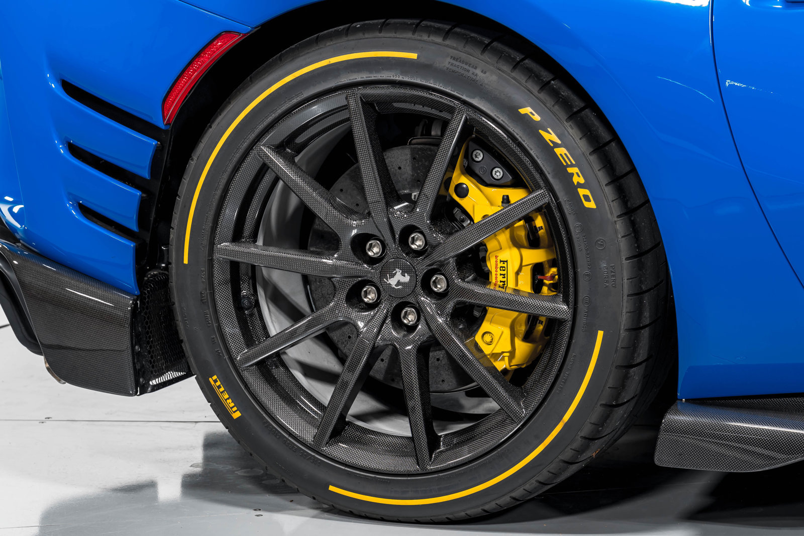 Used 2022 Ferrari 812 Competizione RWD image 8