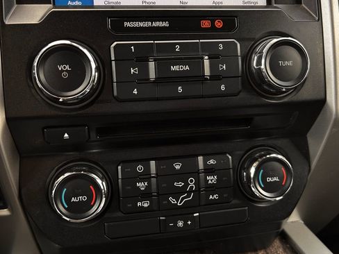 Used 2018 Ford F250 Lariat w/ Chrome Package image 19