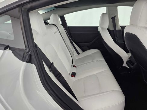 Used 2022 Tesla Model 3 Standard Range image 12