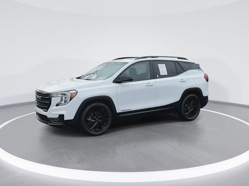 Used 2024 GMC Terrain SLE w/ Driver Convenience Package FWD image 4