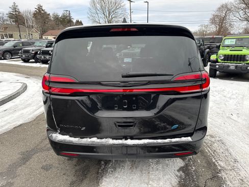 Used 2023 Chrysler Pacifica Limited w/ Uconnect Theater Family Group FWD image 5