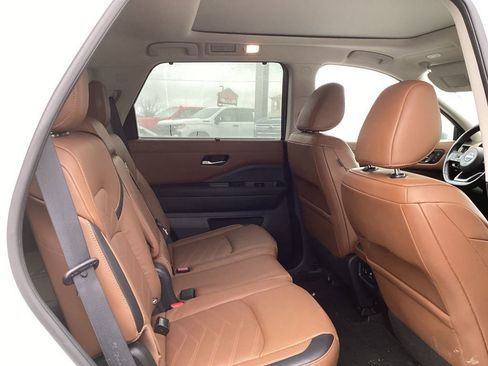 Used 2022 Nissan Pathfinder Platinum image 5