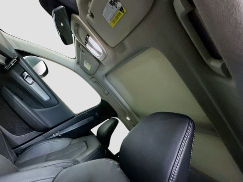 Used 2025 Volvo XC40 B5 Plus image 27