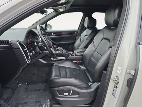 Used 2020 Porsche Cayenne w/ Driver Memory Package image 9
