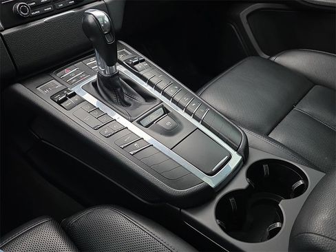 Used 2018 Porsche Macan Base image 24