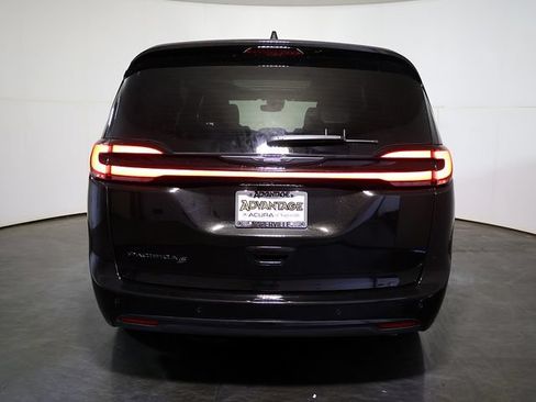Used 2025 Chrysler Pacifica Limited FWD image 10