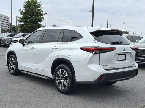 Used 2022 Toyota Highlander XLE FWD image 3