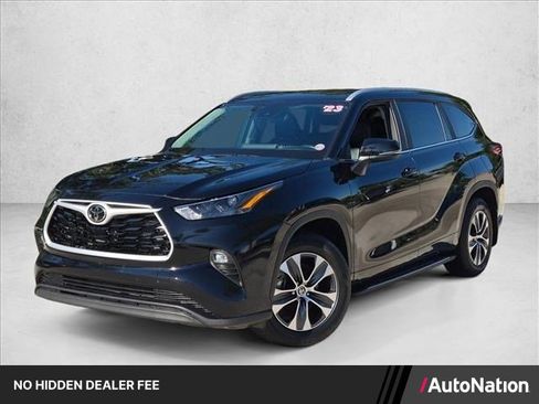 Used 2023 Toyota Highlander XLE FWD image 1