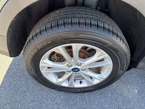 Used 2019 Ford Escape SEL image 9