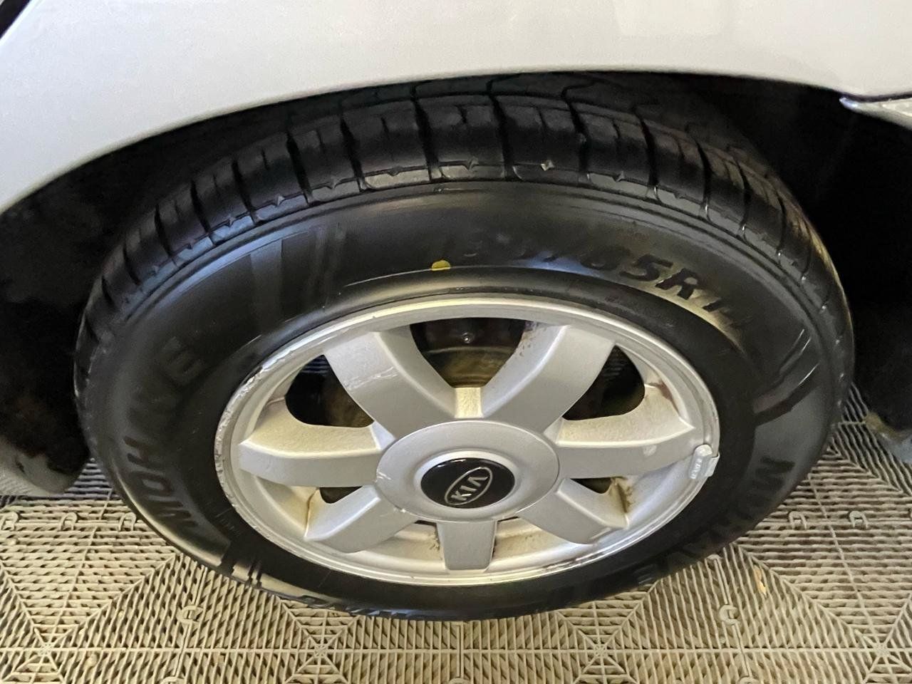 Used 2004 Kia Spectra Sedan FWD image 19