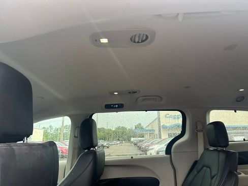 Used 2018 Chrysler Pacifica Touring-L w/ Tire & Wheel Group FWD image 10