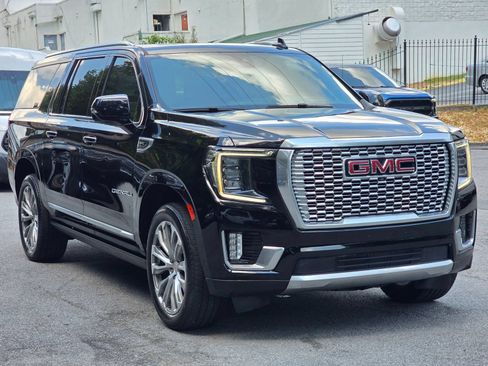 Used 2021 GMC Yukon XL Denali w/ Denali Premium Package AWD/4WD image 9