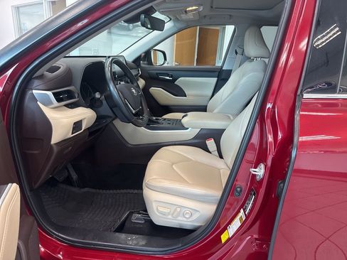 Used 2020 Toyota Highlander XLE image 10