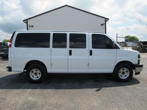 Used 2020 Chevrolet Express 2500 LT w/ LT Preferred Equipment Group RWD image 2