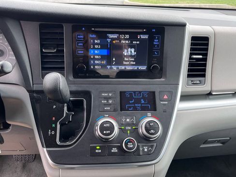 Used 2016 Toyota Sienna LE image 17