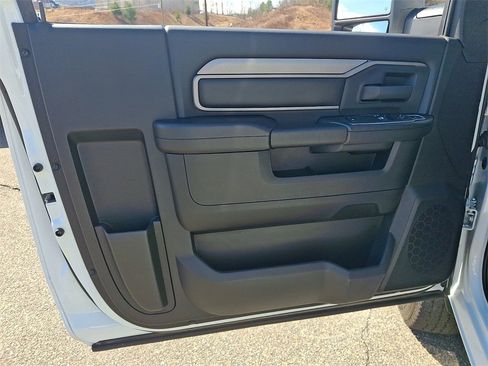 Used 2024 RAM 2500 Tradesman w/ Chrome Appearance Group image 11