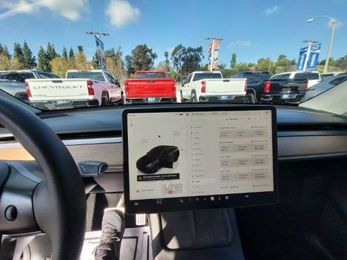 Used 2023 Tesla Model Y Performance image 11