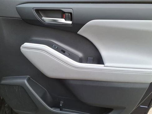 Certified 2023 Toyota Highlander XLE image 8