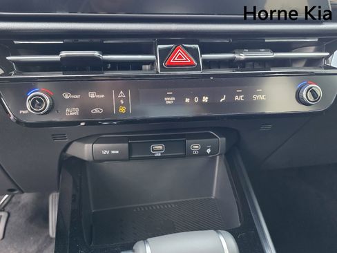 New 2025 Kia Niro EX image 17