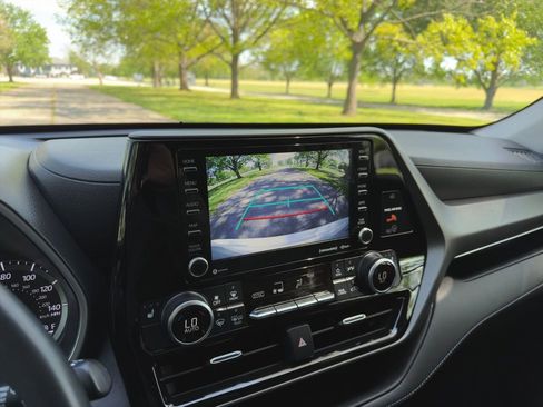 Used 2021 Toyota Highlander XLE AWD/4WD image 14