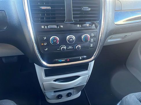 Used 2019 Dodge Grand Caravan SE w/ UConnect Hands-Free Group image 19