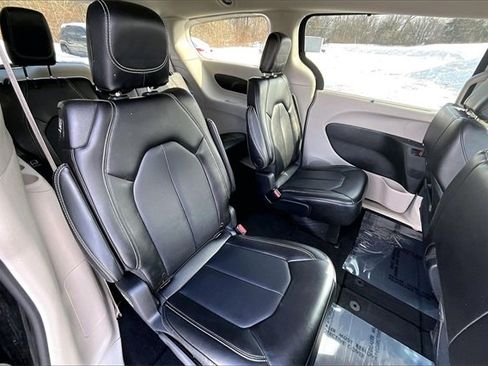 Used 2024 Chrysler Pacifica Touring-L image 27