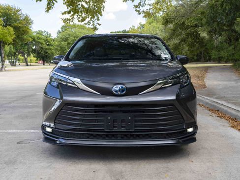 Used 2025 Toyota Sienna XLE FWD image 3
