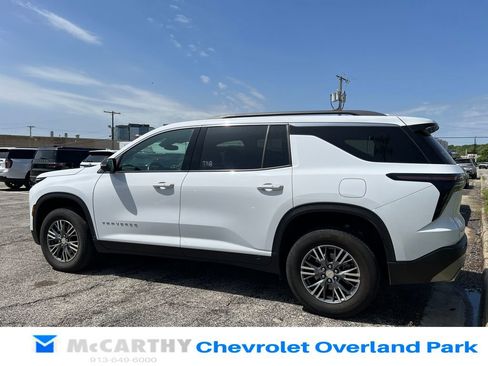 Used 2024 Chevrolet Traverse LT w/ LPO, Floor Liner Package FWD image 6