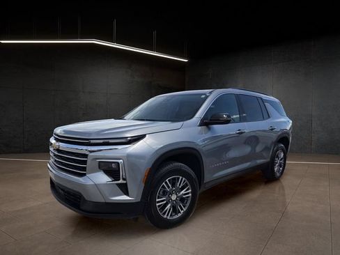 Used 2025 Chevrolet Traverse LT FWD image 3