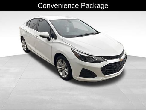 Used 2019 Chevrolet Cruze LT w/ Convenience Package FWD image 4