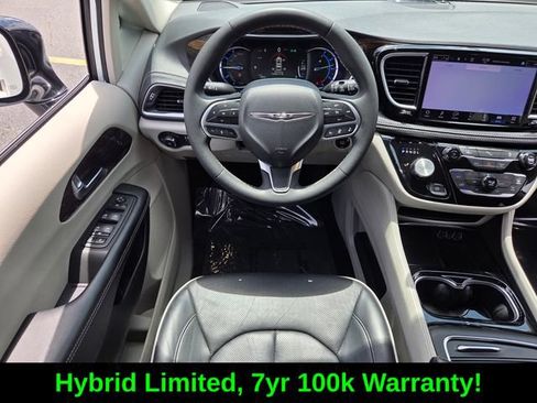 Used 2023 Chrysler Pacifica Limited FWD image 13