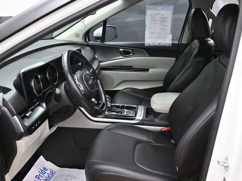 Used 2022 Kia Carnival LX FWD image 16