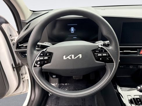 Used 2023 Kia Niro LX image 12