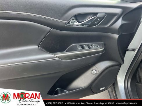 Used 2023 GMC Acadia SLT image 16