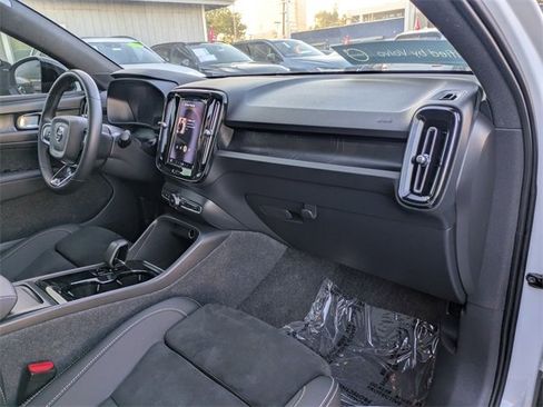 Certified 2024 Volvo C40 P8 Recharge Ultimate w/ Protection Package Premier image 30