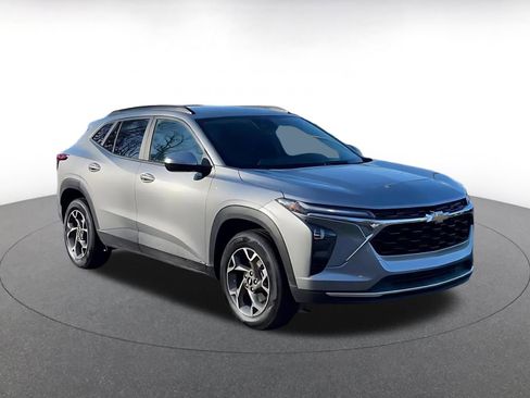 Used 2025 Chevrolet Trax LT w/ LT Convenience Package image 2