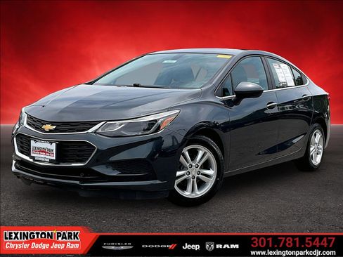 Used 2017 Chevrolet Cruze LT FWD image 3