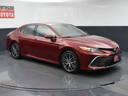 Used 2021 Toyota Camry XLE w/ Cold Weather Package image 6