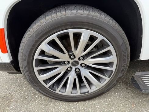 Used 2023 Jeep Grand Wagoneer Series III AWD/4WD image 7