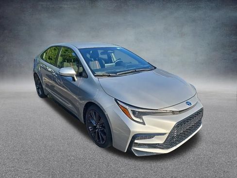 Used 2025 Toyota Corolla SE FWD image 2