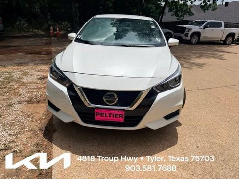 Used 2022 Nissan Versa SV FWD image 2