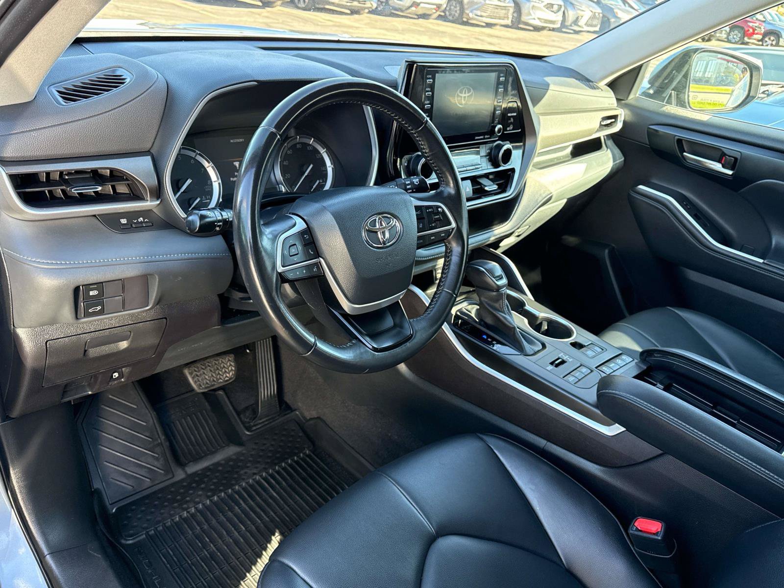 Used 2022 Toyota Highlander XLE AWD/4WD image 11