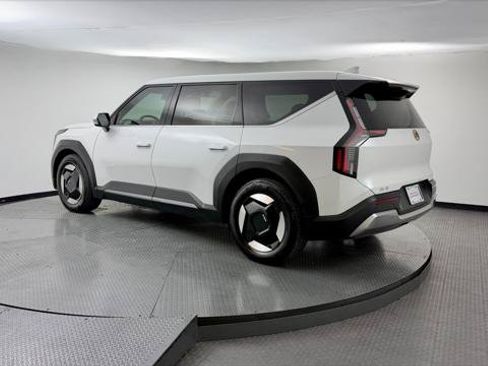 Used 2024 Kia EV9 Light Long Range RWD image 6