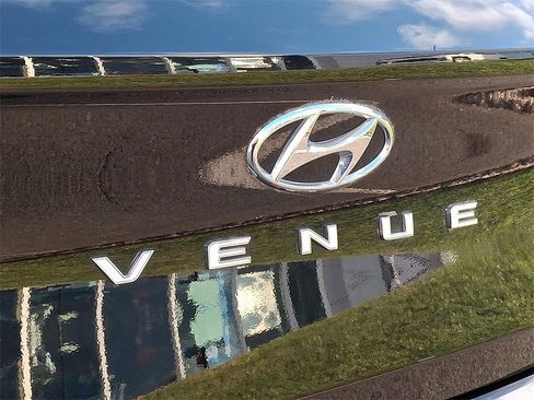 Used 2023 Hyundai Venue SEL image 31