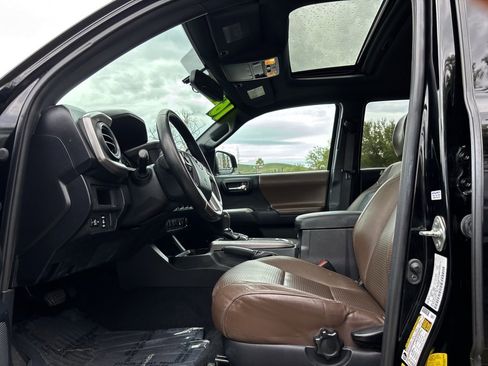Used 2016 Toyota Tacoma Limited image 11