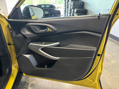 Used 2025 Chevrolet Trax RS w/ Sunroof Package FWD image 18